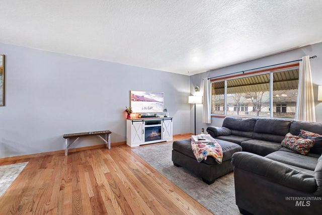 998 N Locust, Twin Falls, ID 83301