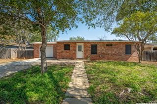 1005 Simmons AVE, Jourdanton, TX 78026