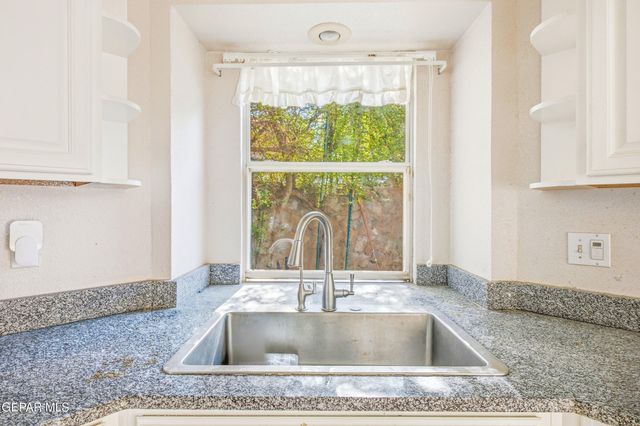 216 Avenue Mirador, Santa Teresa, NM 88008