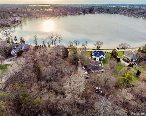 2171 Klingensmith Road, Bloomfield Hills, MI 48302
