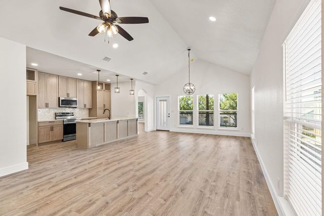 1012 Creswell Lane, Kerrville, TX 78028