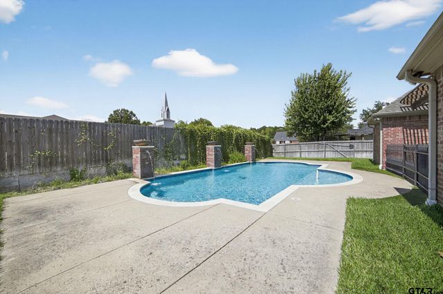 842 Carriage Dr, Tyler, TX 75703