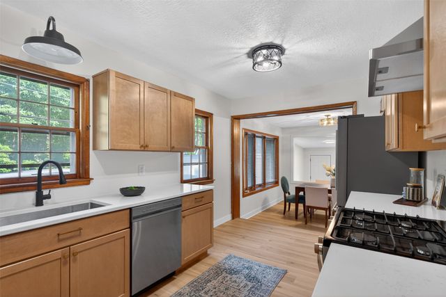 1020 NE 60th Avenue, Des Moines, IA 50313