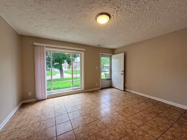 1004 Oakland Drive, Streamwood, IL 60107
