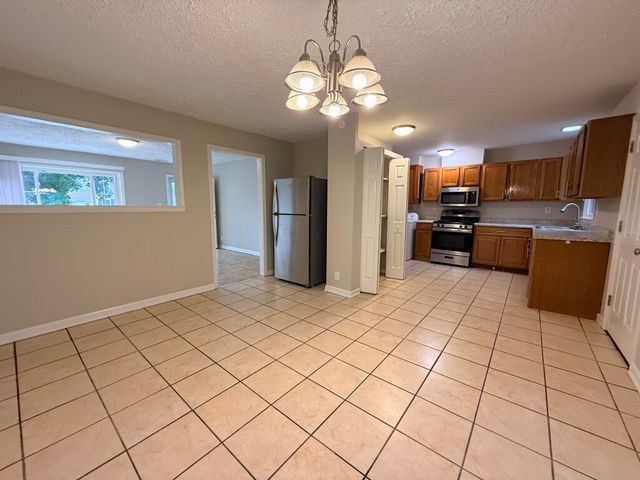 1004 Oakland Drive, Streamwood, IL 60107