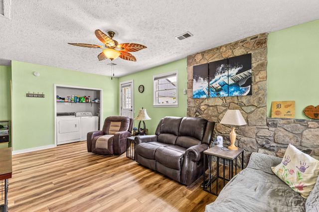 105 E Roberts Rd, Portland, TN 37148