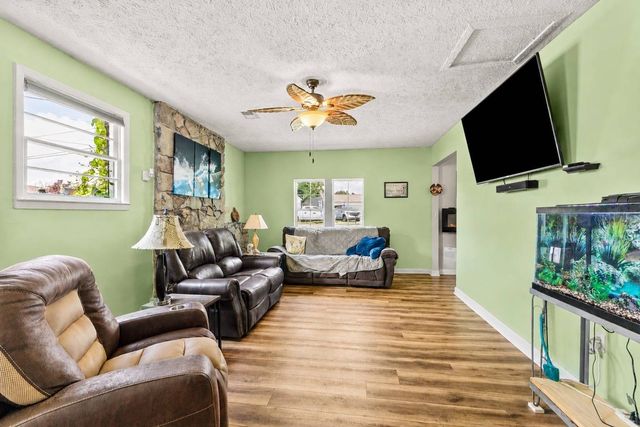 105 E Roberts Rd, Portland, TN 37148