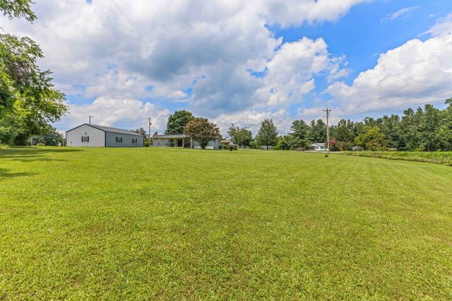 105 E Roberts Rd, Portland, TN 37148