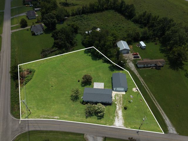 105 E Roberts Rd, Portland, TN 37148