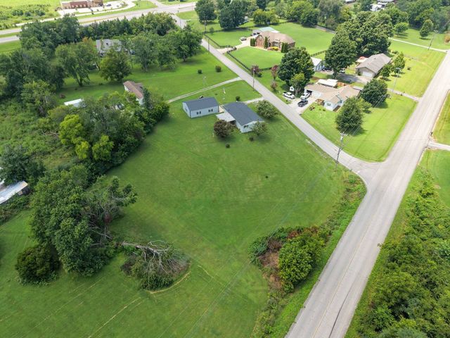 105 E Roberts Rd, Portland, TN 37148