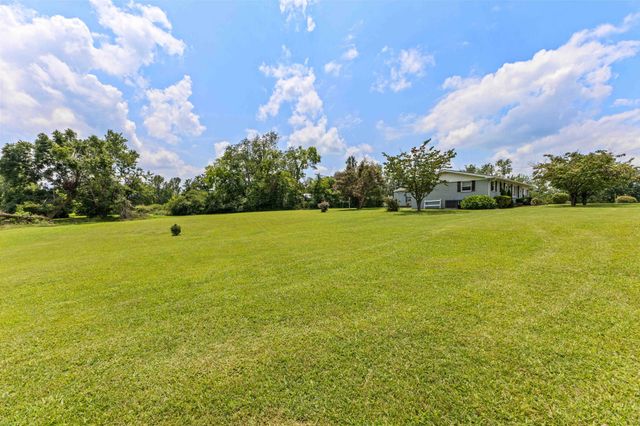 105 E Roberts Rd, Portland, TN 37148