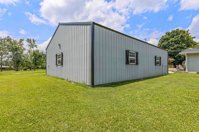 105 E Roberts Rd, Portland, TN 37148