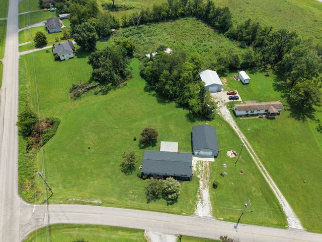 105 E Roberts Rd, Portland, TN 37148