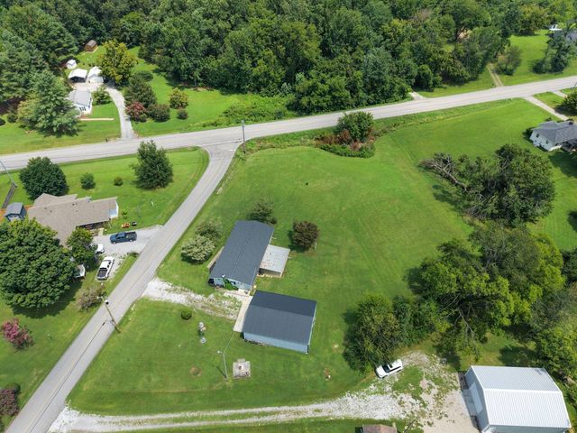 105 E Roberts Rd, Portland, TN 37148