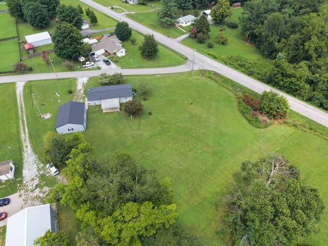 105 E Roberts Rd, Portland, TN 37148