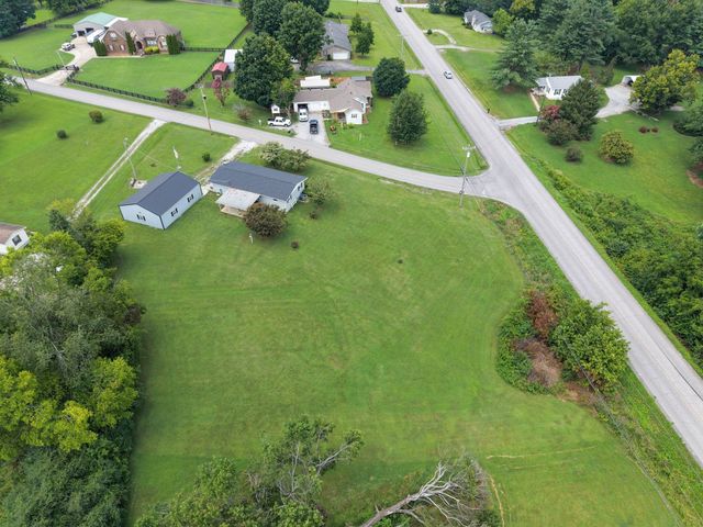 105 E Roberts Rd, Portland, TN 37148