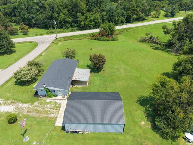 105 E Roberts Rd, Portland, TN 37148
