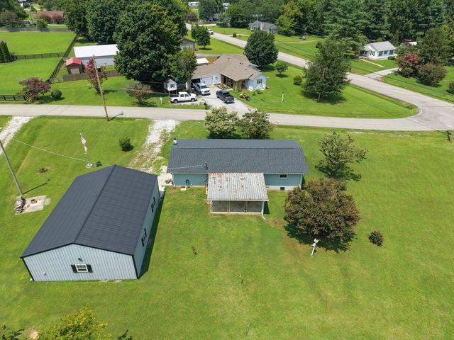 105 E Roberts Rd, Portland, TN 37148
