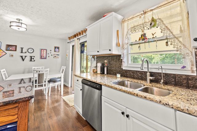 105 E Roberts Rd, Portland, TN 37148