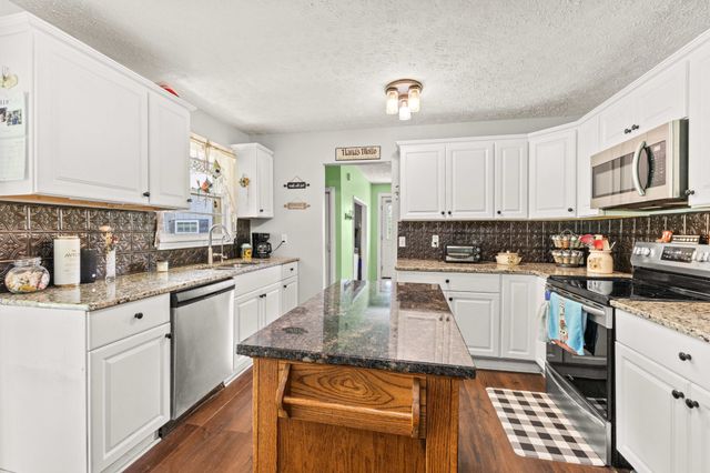 105 E Roberts Rd, Portland, TN 37148