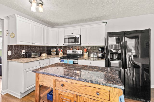 105 E Roberts Rd, Portland, TN 37148