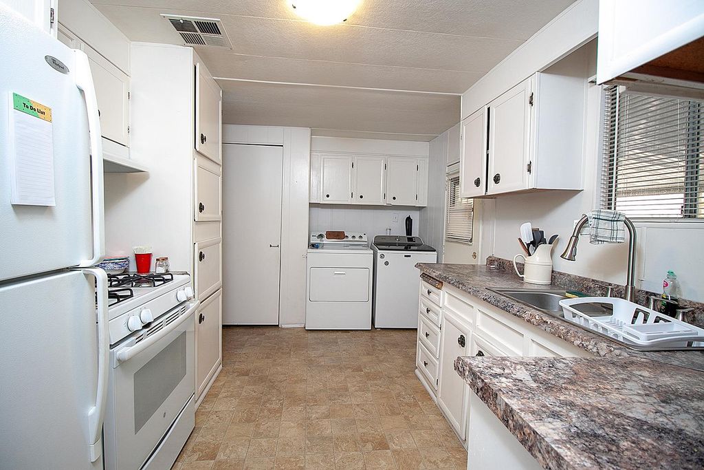 Image 10 of property listing at 221 W Herndon Avenue # 27, Fresno, CA 93650