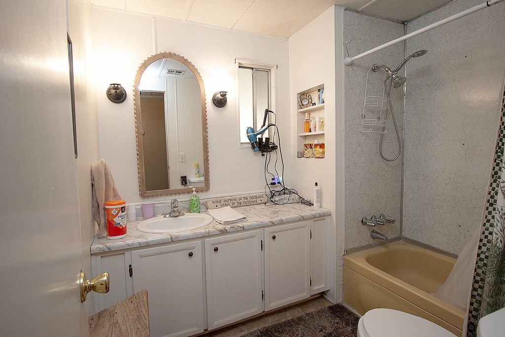 Image 18 of property listing at 221 W Herndon Avenue # 27, Fresno, CA 93650