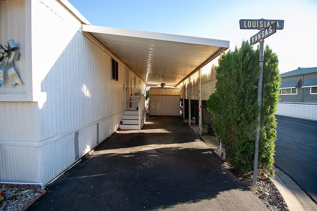 Image 19 of property listing at 221 W Herndon Avenue # 27, Fresno, CA 93650