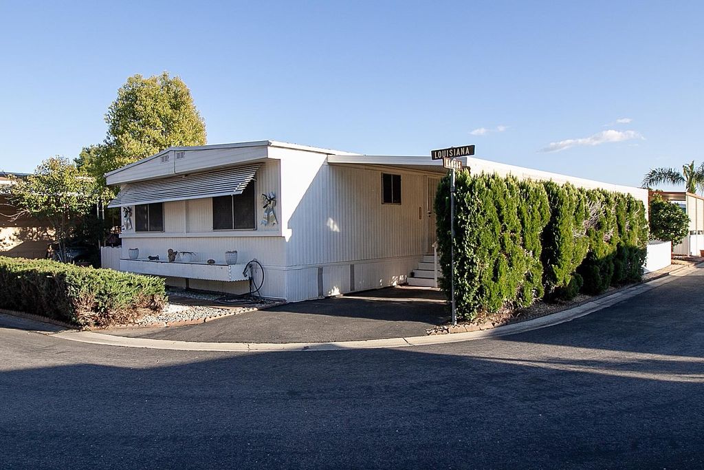 Image 2 of property listing at 221 W Herndon Avenue # 27, Fresno, CA 93650