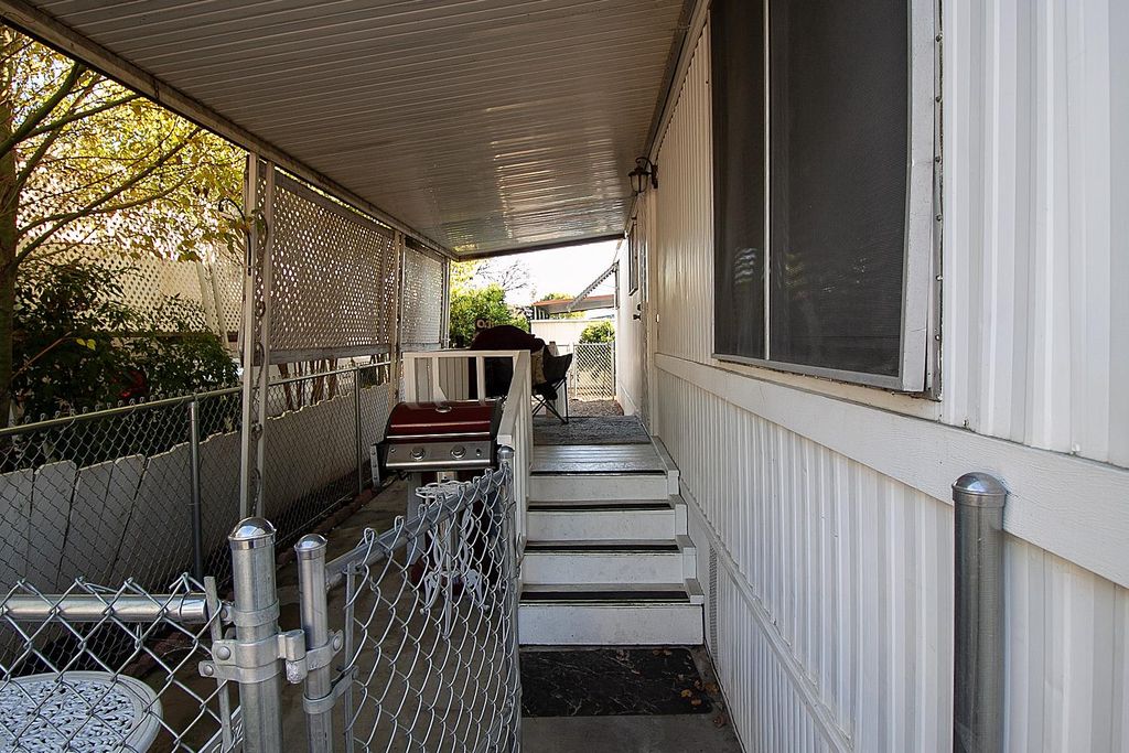 Image 3 of property listing at 221 W Herndon Avenue # 27, Fresno, CA 93650