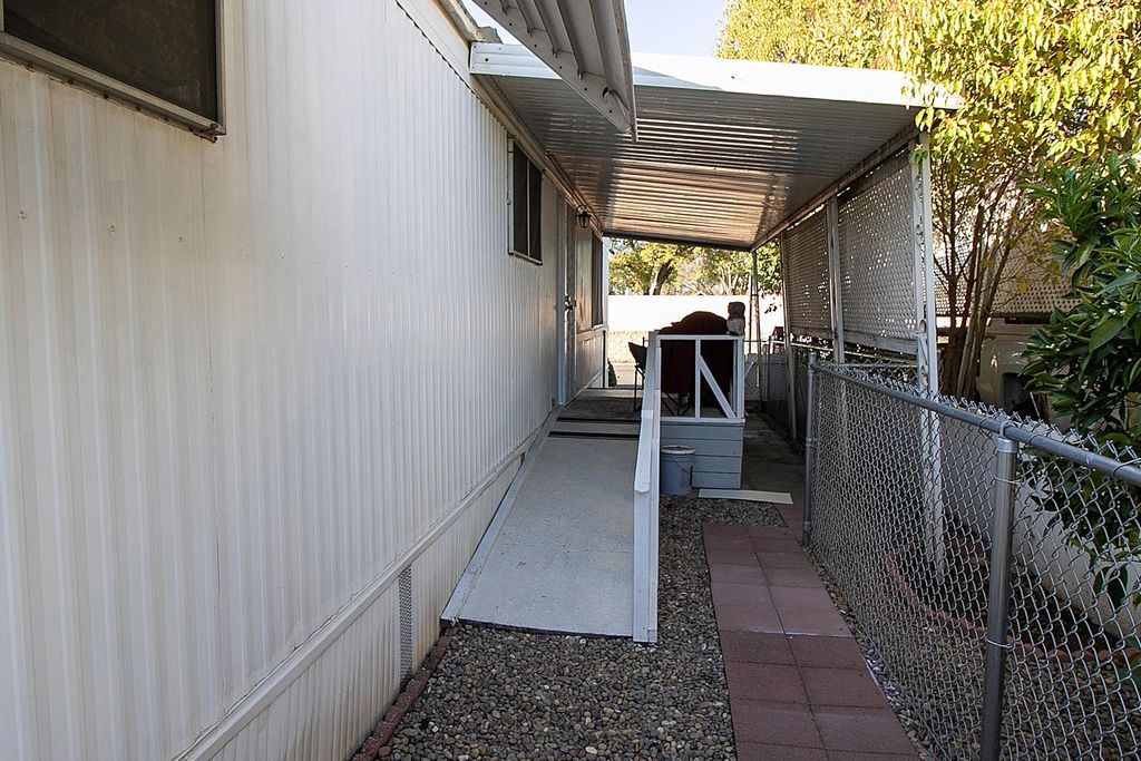 Image 4 of property listing at 221 W Herndon Avenue # 27, Fresno, CA 93650