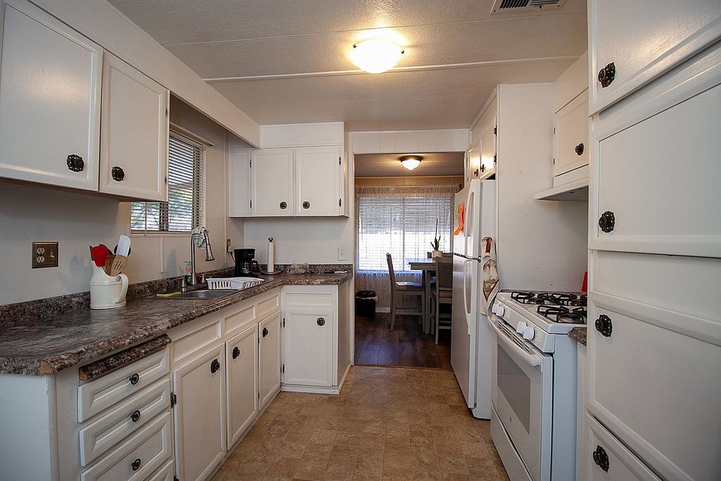 Image 7 of property listing at 221 W Herndon Avenue # 27, Fresno, CA 93650
