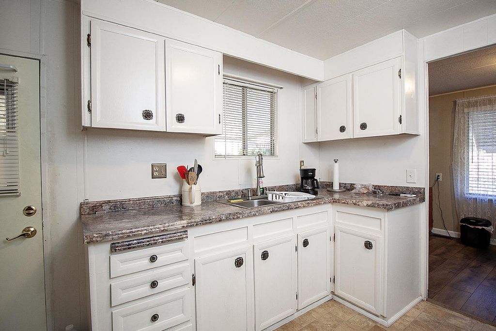 Image 9 of property listing at 221 W Herndon Avenue # 27, Fresno, CA 93650