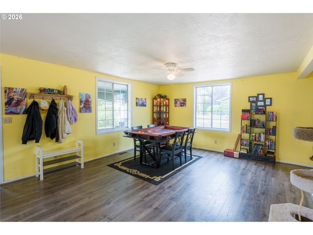 610 E EXETER St, Gladstone, OR 97027