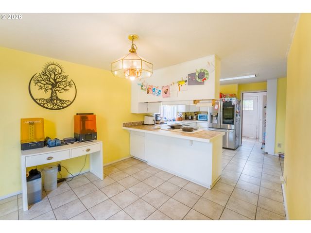 610 E EXETER St, Gladstone, OR 97027