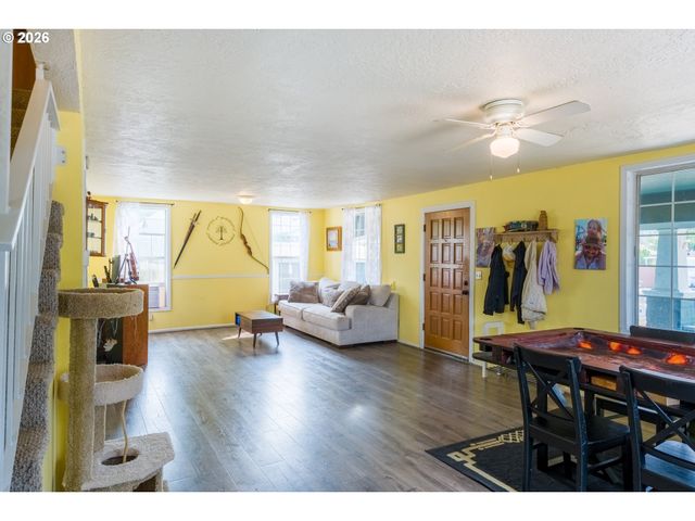 610 E EXETER St, Gladstone, OR 97027