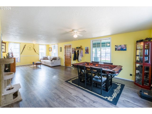 610 E EXETER St, Gladstone, OR 97027