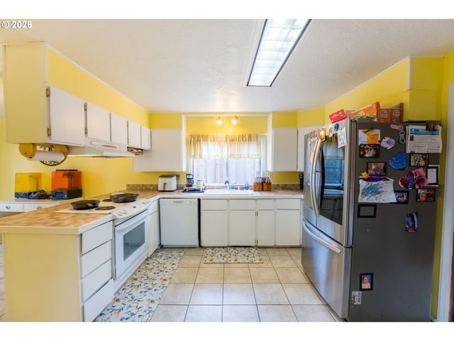 610 E EXETER St, Gladstone, OR 97027