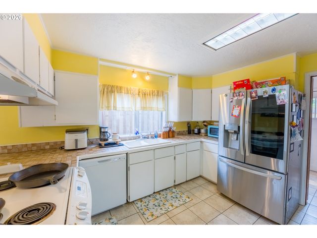 610 E EXETER St, Gladstone, OR 97027