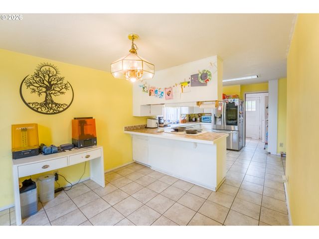 610 E EXETER St, Gladstone, OR 97027
