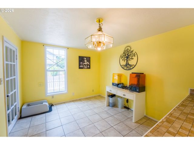610 E EXETER St, Gladstone, OR 97027