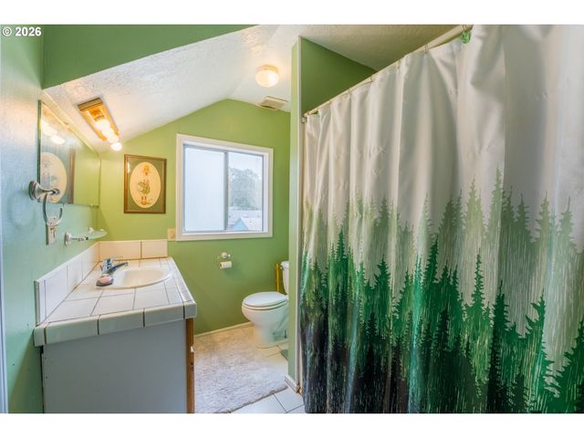 610 E EXETER St, Gladstone, OR 97027