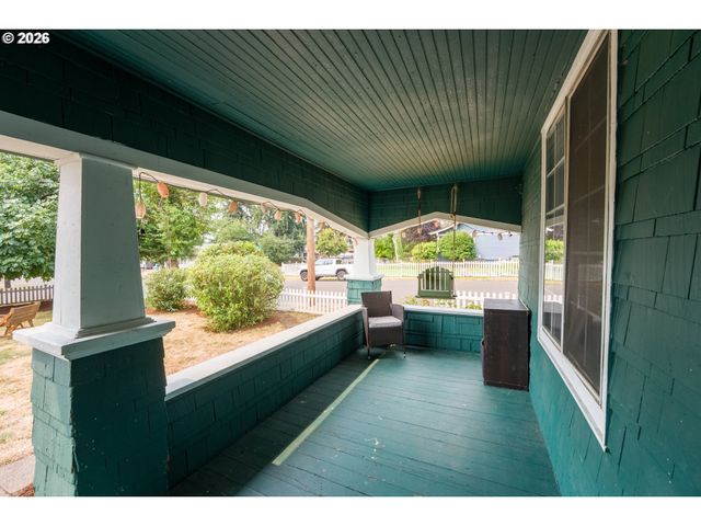 610 E EXETER St, Gladstone, OR 97027