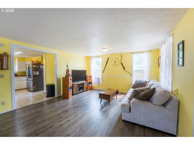 610 E EXETER St, Gladstone, OR 97027