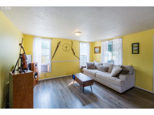610 E EXETER St, Gladstone, OR 97027