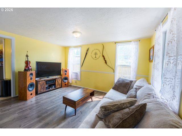 610 E EXETER St, Gladstone, OR 97027