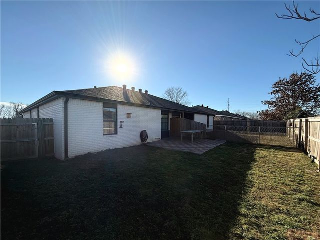 9 Holly Drive, Bentonville, AR 72712