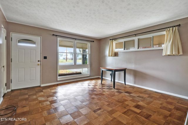 102 E Bryn Mawr Circle, Oak Ridge, TN 37830