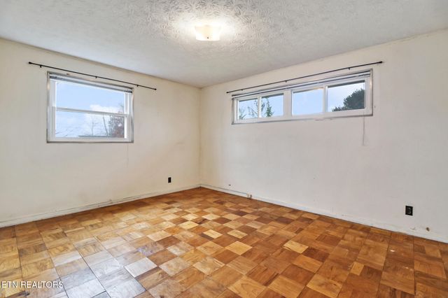 102 E Bryn Mawr Circle, Oak Ridge, TN 37830