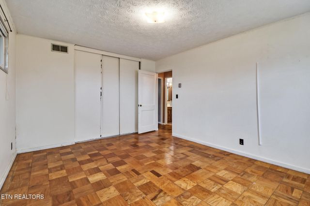 102 E Bryn Mawr Circle, Oak Ridge, TN 37830